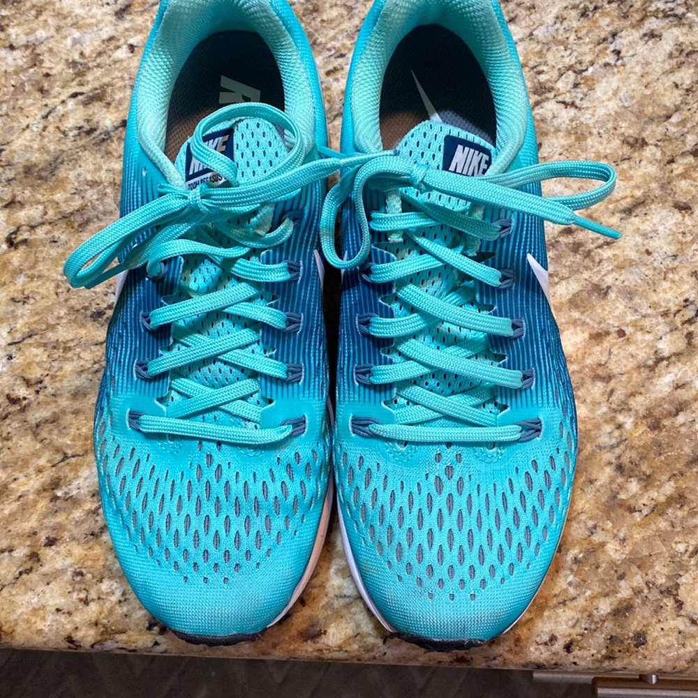 Gently worn beautiful size 8 Nike Zoom tennis shoes.